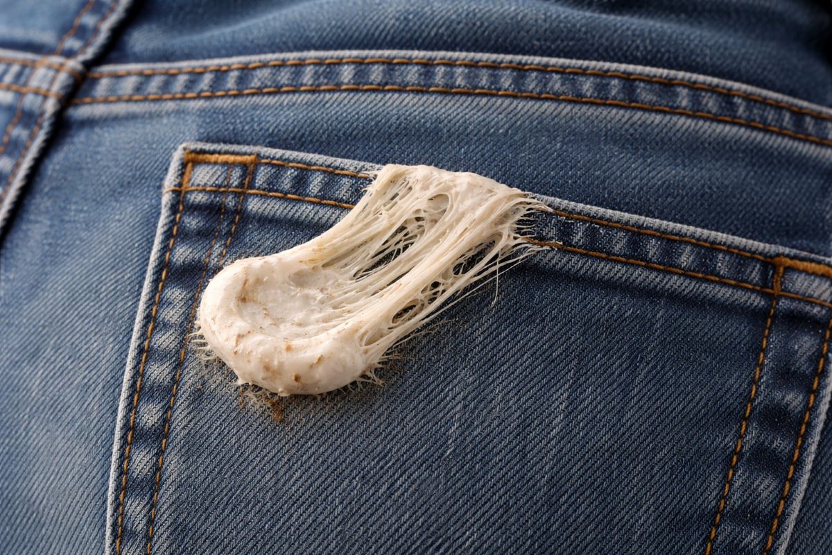 Kaugummi aus Hose entfernen