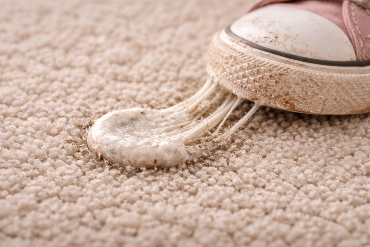 Kaugummi aus Teppich entfernen