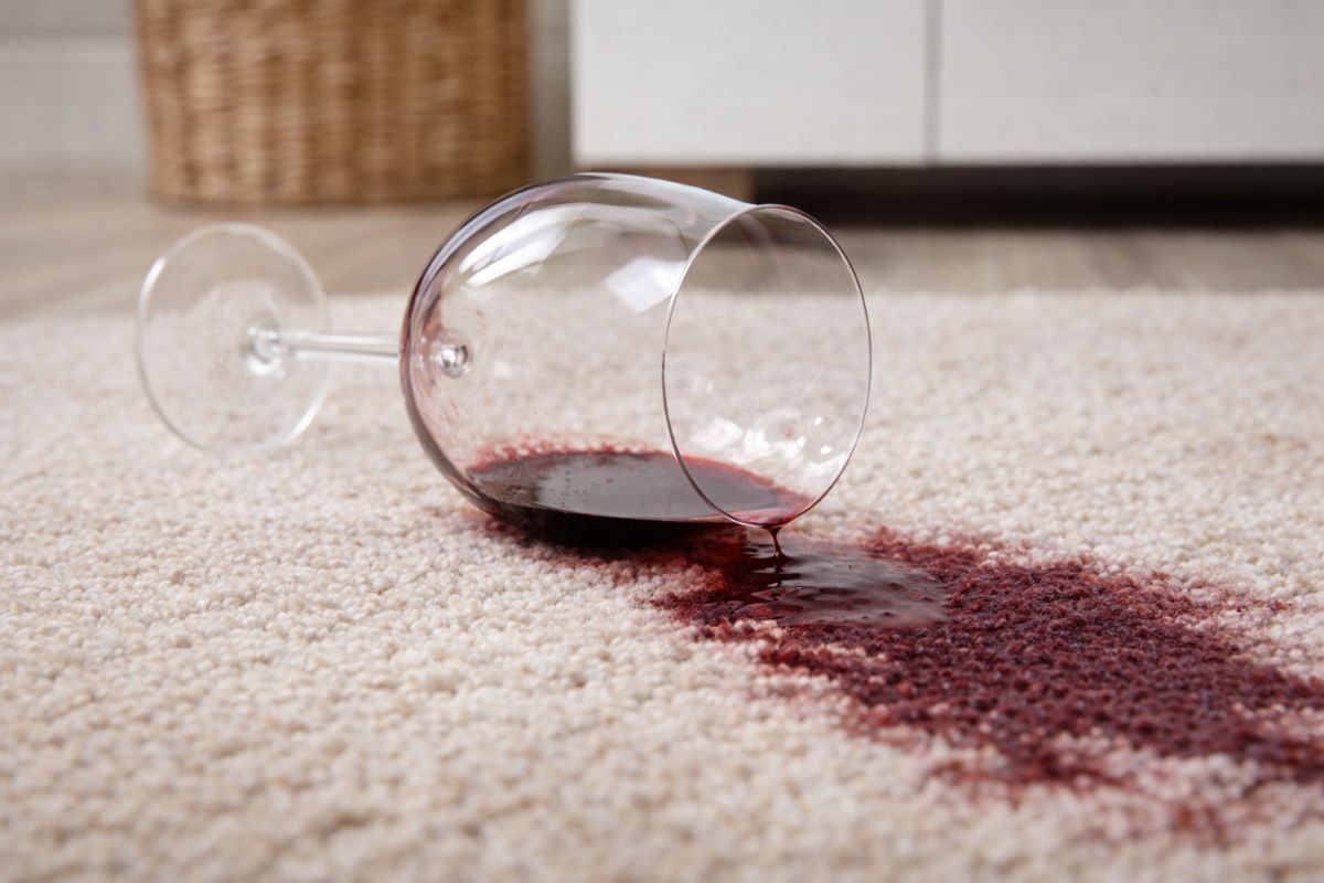 Rotweinflecken im Teppich